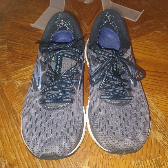 Brooks Black and Gray Running Shoes - Picture 5 of 7